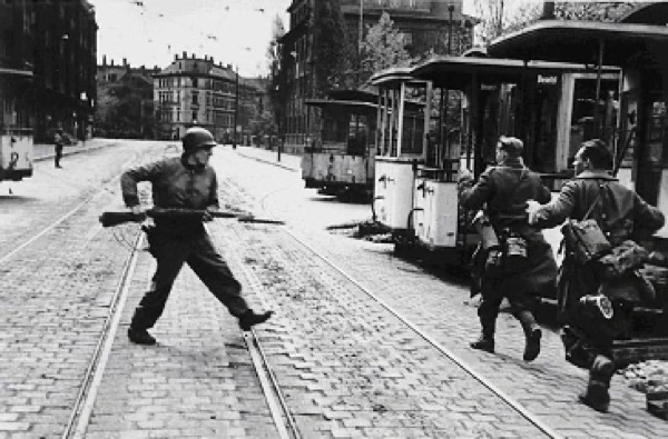 Robert Capa: Frankfurter Straße, 18. April 1945